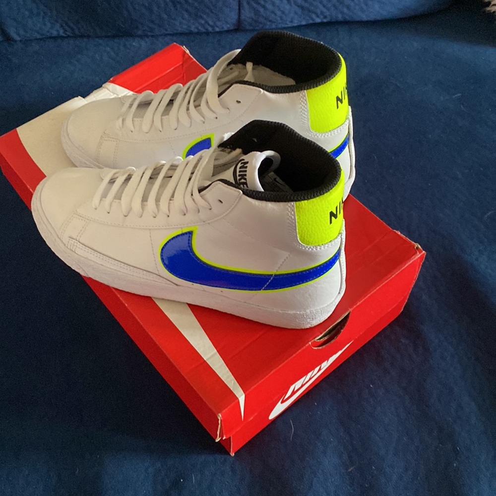 NIKE YOUTH KIDS BLAZERS SIZE 5.5 WITH BOX🔥